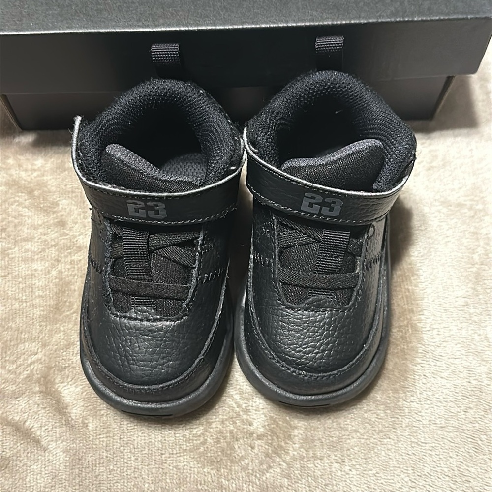 Jordan max aura black 4c